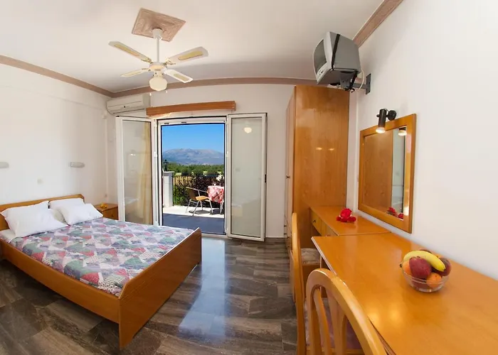 Nikos And Apartament